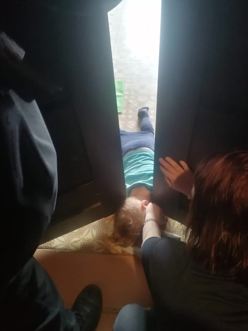 👶 Подвело любопытство 
 
🔒Сегодня спасатели 250-й пожарно-спасательной части #Мособлпожспас освободили малыша, застрявшего головой между створок дверей, запертых на навесной замок