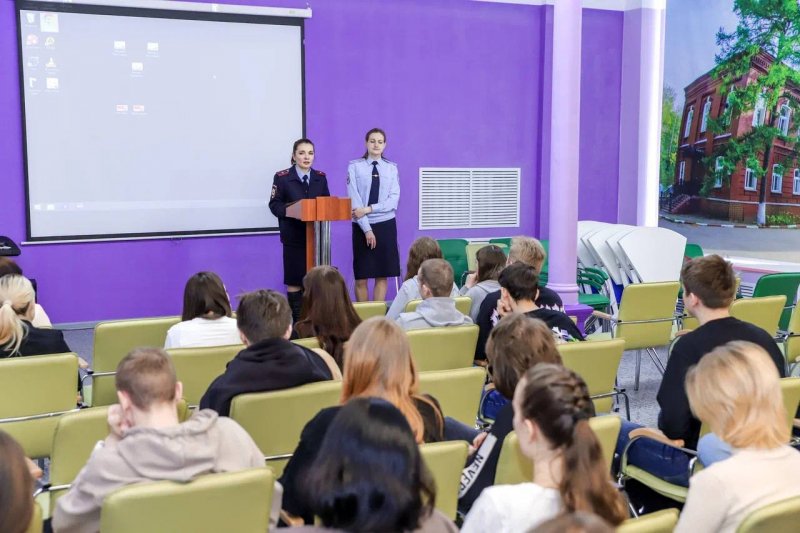 Полицейские и общественник в В Орехове-Зуеве провели беседу со студентами