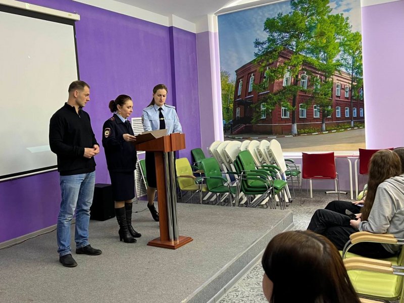 Полицейские и общественник в В Орехове-Зуеве провели беседу со студентами